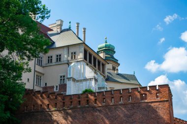 Wawel Kraliyet Kalesi 'nin yerden görünüşü. Kale duvarı, Wawel Danimarka kulesi, temsili kraliyet odaları. Wawel Şatosu Krakow 'un eski binası. Yüksek kalite fotoğraf