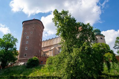 Wawel Kraliyet Kalesi 'nin yerden görünüşü. Kale duvarı, Wawel Danimarka kulesi, temsili kraliyet odaları. Wawel Şatosu Krakow 'un eski binası. Yüksek kalite fotoğraf