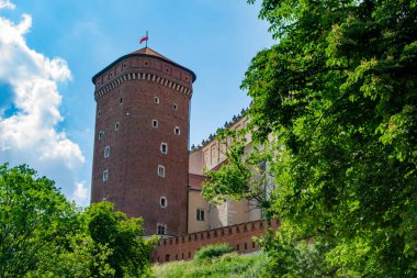 Wawel Kraliyet Kalesi 'nin yerden görünüşü. Kale duvarı, Wawel Danimarka kulesi, temsili kraliyet odaları. Wawel Şatosu Krakow 'un eski binası. Yüksek kalite fotoğraf