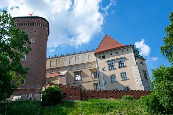 Wawel Kraliyet Kalesi 'nin yerden görünüşü. Kale duvarı, Wawel Danimarka kulesi, temsili kraliyet odaları. Wawel Şatosu Krakow 'un eski binası. Yüksek kalite fotoğraf