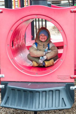 Yüksek telli parka tırmanan insanlar. Dağ miğferi ve güvenlik ekipmanları takan insanlar. Yüksek kalite fotoğraf. Yüksek kalite fotoğraf