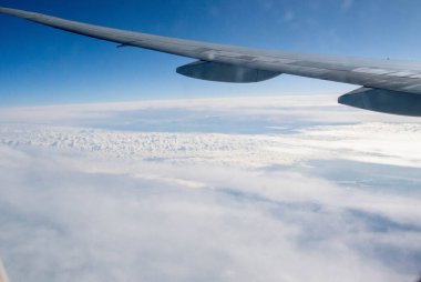 Gökyüzünde uçan beyaz yolcu uçağı arka planda inanılmaz bulutlar, hava taşımacılığı ile seyahat ediyor. Yüksek kalite fotoğraf