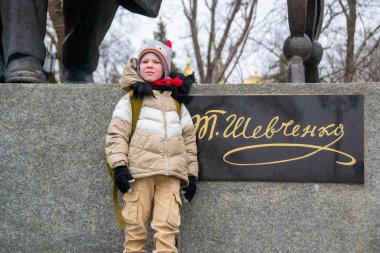 Yüksek telli parka tırmanan insanlar. Dağ miğferi ve güvenlik ekipmanları takan insanlar. Yüksek kalite fotoğraf. Yüksek kalite fotoğraf
