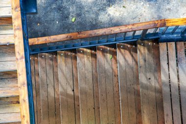 Ormandaki kule merdivenleri. Modern ofiste ahşap merdivenler, iç mimari. Yüksek kalite fotoğraf