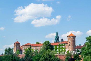 Wawel Kraliyet Kalesi 'nin yerden görünüşü. Kale duvarı, Wawel Danimarka kulesi, temsili kraliyet odaları. Wawel Şatosu Krakow 'un eski binası. Yüksek kalite fotoğraf