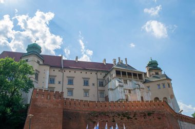 Wawel Kraliyet Kalesi 'nin yerden görünüşü. Kale duvarı, Wawel Danimarka kulesi, temsili kraliyet odaları. Wawel Şatosu Krakow 'un eski binası. Yüksek kalite fotoğraf