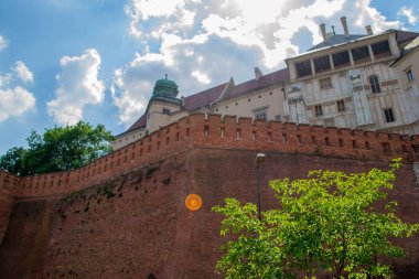 Wawel Kraliyet Kalesi 'nin yerden görünüşü. Kale duvarı, Wawel Danimarka kulesi, temsili kraliyet odaları. Wawel Şatosu Krakow 'un eski binası. Yüksek kalite fotoğraf