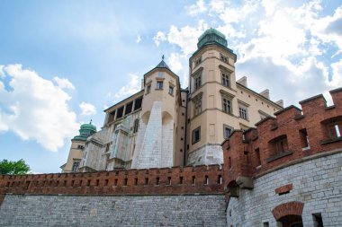 Wawel Kraliyet Kalesi 'nin yerden görünüşü. Kale duvarı, Wawel Danimarka kulesi, temsili kraliyet odaları. Wawel Şatosu Krakow 'un eski binası. Yüksek kalite fotoğraf