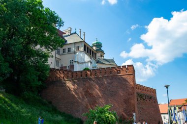 Wawel Kraliyet Kalesi 'nin yerden görünüşü. Kale duvarı, Wawel Danimarka kulesi, temsili kraliyet odaları. Wawel Şatosu Krakow 'un eski binası. Yüksek kalite fotoğraf