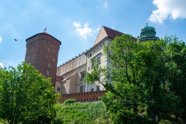 Wawel Kraliyet Kalesi 'nin yerden görünüşü. Kale duvarı, Wawel Danimarka kulesi, temsili kraliyet odaları. Wawel Şatosu Krakow 'un eski binası. Yüksek kalite fotoğraf