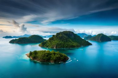 Yüksek telli parka tırmanan insanlar. Dağ miğferi ve güvenlik ekipmanları takan insanlar. Yüksek kalite fotoğraf. Yüksek kalite fotoğraf