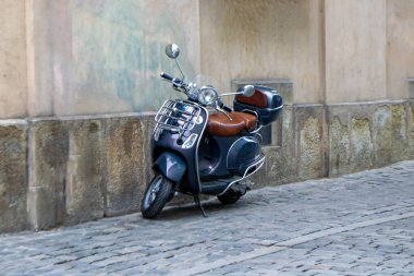 Siyah klasik motosiklet, taş duvarın yanında. Yüksek kalite fotoğraf
