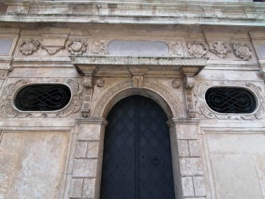 Güzel Krakow pazar meydanı. Soluk renkler. Güzel giyimli atları olan klasik arabalar Avrupa 'nın eski sokaklarında Krakow' un tarihi merkezinde insanlara biniyor.