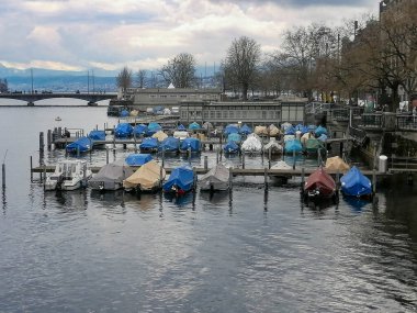 Zürih 'in Eski Şehir mimarisinin Aare Nehri, Zürih, İsviçre üzerindeki Untertorbryukke köprüsü manzarası. Yüksek kalite fotoğraf