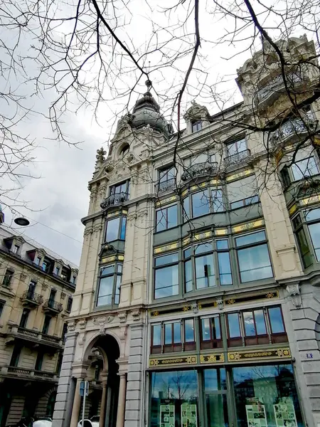 Zürih 'in Eski Şehir mimarisinin Aare Nehri, Zürih, İsviçre üzerindeki Untertorbryukke köprüsü manzarası. Yüksek kalite fotoğraf