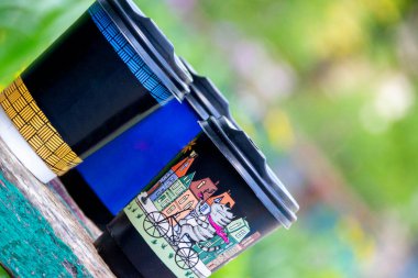 Pastel renkli renkli arka planda düz dizayn edilmiş renkli kağıt kahve fincanı. Paket içecek konteynırı. Günaydın uyanık kavramı. İçkinin şablonu. Üst görünüm kopyalama alanı