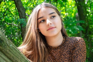 Gün batımında genç ve narin bir kadının portresini yaklaş. Yüksek kalite fotoğraf