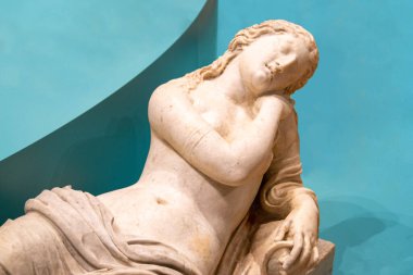 Mermer tanrıça heykelinde karikatür gibi büyük göğüsler. Müze fotoğrafçılığı. Antik Roma mermer heykeli. Renkli arka planda izole edilmiş genç insan figürü heykeli. Antika heykel. Yüksek kalite fotoğraf