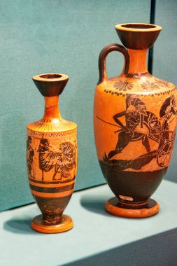 Beyaz arka planda antika seramik dekoratif amforo. Çamur sürahileri ve bir tencere şarap, su ya da süt içmek için eski bir alet takımı. Yüksek kalite fotoğraf.