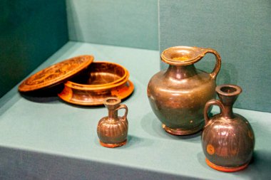 Beyaz arka planda antika seramik dekoratif amforo. Çamur sürahileri ve bir tencere şarap, su ya da süt içmek için eski bir alet takımı. Yüksek kalite fotoğraf.