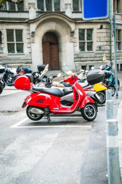 Şehir otoparkındaki motosikletler, motosikletler ve bisikletler, sakinlerin ana ulaşım araçları. Yüksek kalite fotoğraf