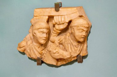 Mermer tanrıça heykelinde karikatür gibi büyük göğüsler. Müze fotoğrafçılığı. Antik Roma mermer heykeli. Renkli arka planda izole edilmiş genç insan figürü heykeli. Antika heykel. Yüksek kalite fotoğraf