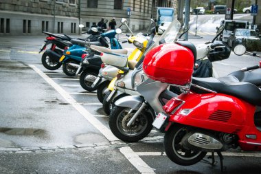 Şehir otoparkındaki motosikletler, motosikletler ve bisikletler, sakinlerin ana ulaşım araçları. Yüksek kalite fotoğraf