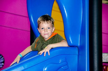 Hoş bir genç kız kapalı alanlarda oynamayı seviyor. Çocuk, çocukluk ve kız yaşam tarzı kavramsal fotoğrafı hariç. Gerçek insanlar. Uzayı kopyala Yüksek kalite fotoğraf