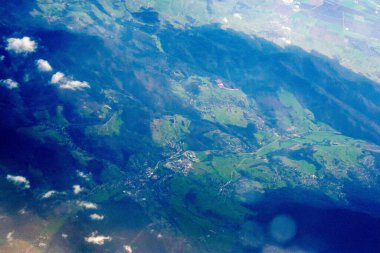 Gökyüzünde uçan beyaz yolcu uçağı arka planda inanılmaz bulutlar, hava taşımacılığı ile seyahat ediyor. Yüksek kalite fotoğraf