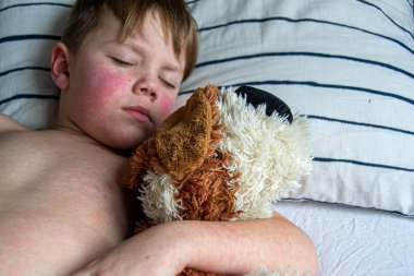 Yüksek telli parka tırmanan insanlar. Dağ miğferi ve güvenlik ekipmanları takan insanlar. Yüksek kalite fotoğraf. Yüksek kalite fotoğraf