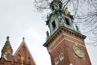 Güzel Krakow pazar meydanı. Soluk renkler. Güzel giyimli atları olan klasik arabalar Avrupa 'nın eski sokaklarında Krakow' un tarihi merkezinde insanlara biniyor.