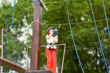 Yüksek telli parka tırmanan insanlar. Dağ miğferi ve güvenlik ekipmanları takan insanlar. Yüksek kalite fotoğraf. Yüksek kalite fotoğraf