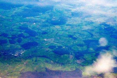 Gökyüzünde uçan beyaz yolcu uçağı arka planda inanılmaz bulutlar, hava taşımacılığı ile seyahat ediyor. Yüksek kalite fotoğraf
