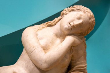 Mermer tanrıça heykelinde karikatür gibi büyük göğüsler. Müze fotoğrafçılığı. Antik Roma mermer heykeli. Renkli arka planda izole edilmiş genç insan figürü heykeli. Antika heykel. Yüksek kalite fotoğraf