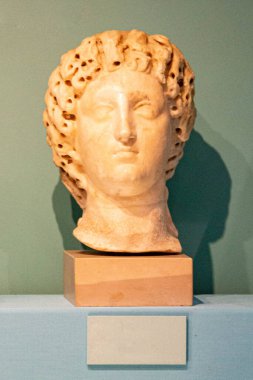 Mermer tanrıça heykelinde karikatür gibi büyük göğüsler. Müze fotoğrafçılığı. Antik Roma mermer heykeli. Renkli arka planda izole edilmiş genç insan figürü heykeli. Antika heykel. Yüksek kalite fotoğraf