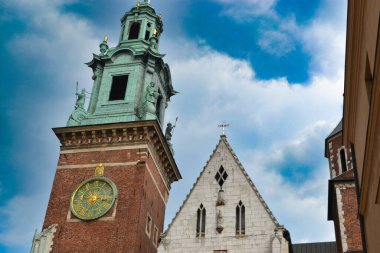Güzel Krakow pazar meydanı. Soluk renkler. Güzel giyimli atları olan klasik arabalar Avrupa 'nın eski sokaklarında Krakow' un tarihi merkezinde insanlara biniyor.