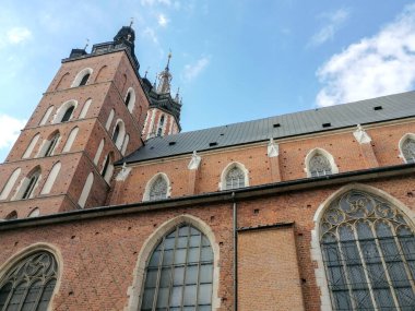 Güzel Krakow pazar meydanı. Soluk renkler. Güzel giyimli atları olan klasik arabalar Avrupa 'nın eski sokaklarında Krakow' un tarihi merkezinde insanlara biniyor.