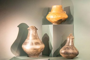 Beyaz arka planda antika seramik dekoratif amforo. Çamur sürahileri ve bir tencere şarap, su ya da süt içmek için eski bir alet takımı. Yüksek kalite fotoğraf