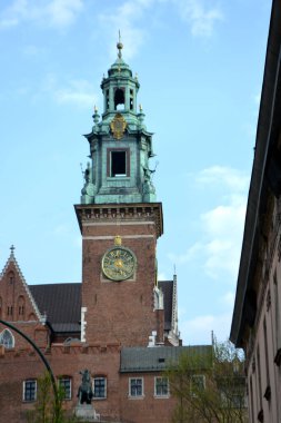 Güzel Krakow pazar meydanı. Soluk renkler. Güzel giyimli atları olan klasik arabalar Avrupa 'nın eski sokaklarında Krakow' un tarihi merkezinde insanlara biniyor.