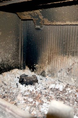 Doğal kül kömürü kömür yakma yeri dokusu. Yanmış ağaç kütüğünün makrosu. Kopyalama uzayı olan pis bir yangın alanı. Web sitesi başlığı. Yüksek kalite fotoğraf
