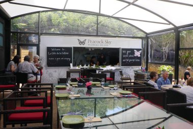 Tavuskuşu Gökyüzü Şaraphanesi, Şarap tatma, Waiheke Adası, Kuzey Adası, Yeni Zelanda.
