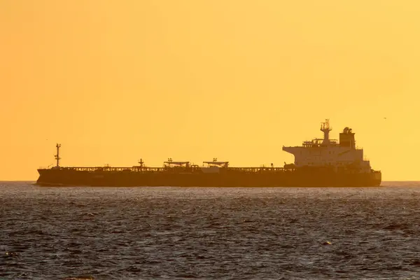 丹麦斯卡根市Skagerrak的Tanker Saetta黎明时分 免版税图库照片