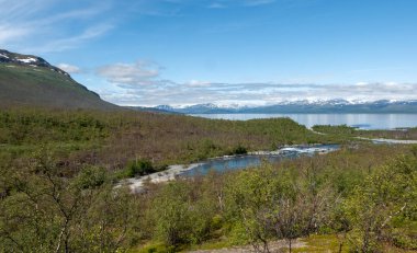 İsveç 'in Laponya kentindeki Abisko Milli Parkı' nda su yolu ve Tornetrask Gölü.