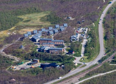 Abisko Ulusal Parkı, Laponya, İsveç 'teki Abisko Turizm İstasyonu üzerindeki Njulla Dağı' ndan görüntü.