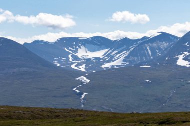 Kuzey İsveç 'teki Abisko Ulusal Parkı' ndan görülen dağlar.