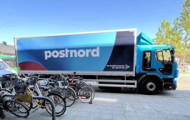 Postnord 'dan Kamyon, Lund, Skane, İsveç' te çalışkan bir görevde..