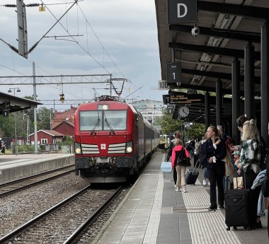  Uzun mesafe treni Snalltaget, Linkoping, Ostergotland, İsveç 'teki merkez istasyonda..