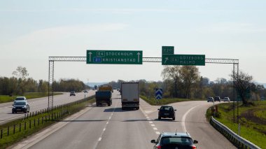 Helsingborg, Skane, İsveç 'te E6-E20 otoyolunda trafik.