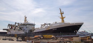 Kuzey Jutland, Danimarka 'daki Fredrikshamn limanında büyük bir balıkçı teknesi..