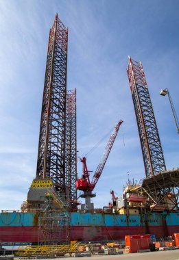 Danimarka 'nın Jutland kentindeki Fredrikshamn limanındaki Maersk Guardian çalışma platformu..